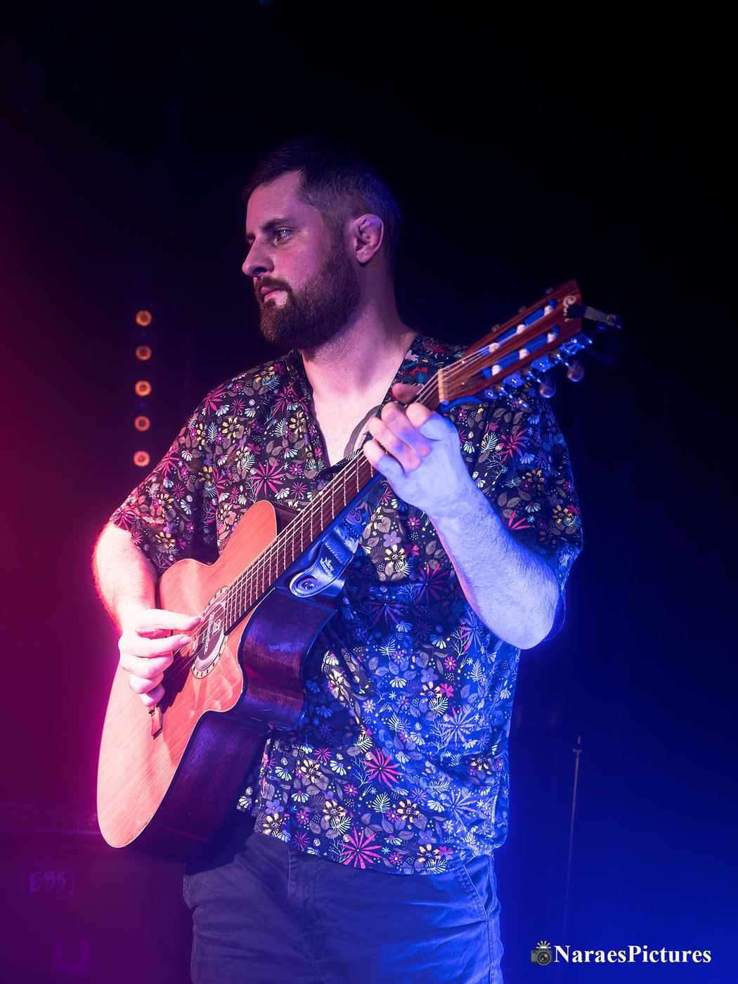 Professeur de Muzicalu jouant de la guitare classique en concert