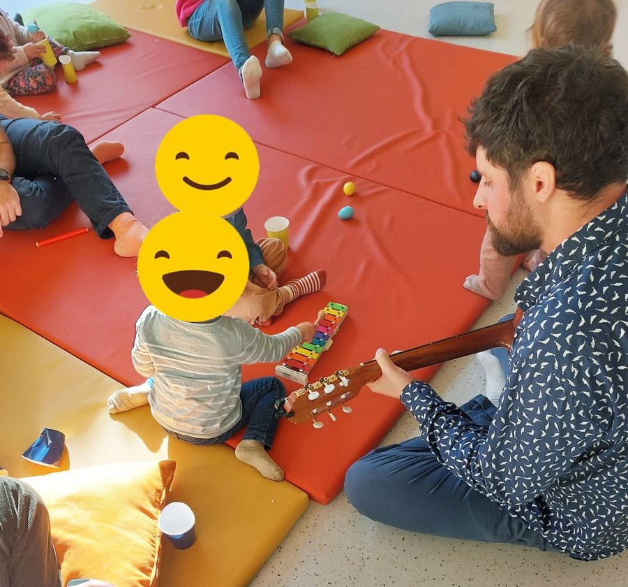 Un enfant joue du xylophone pendant l'atelier d'éveil musical