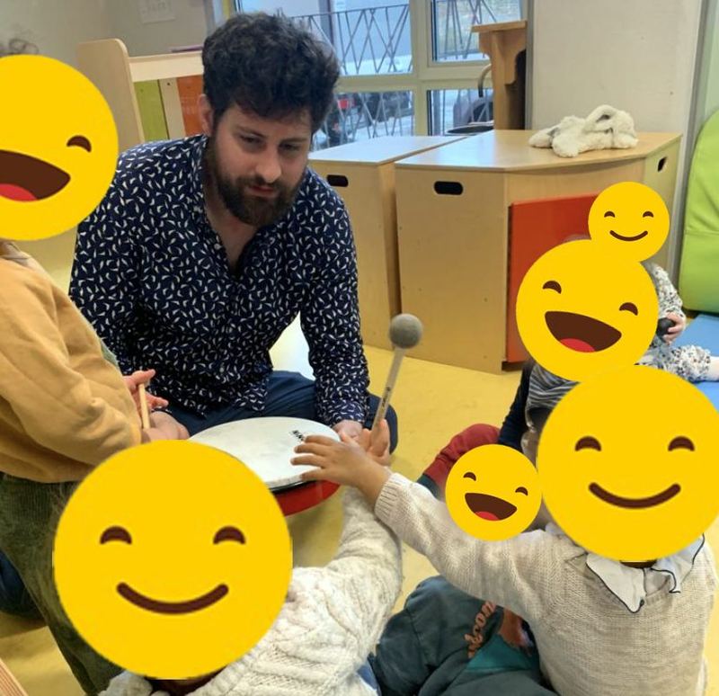 Séance d'éveil musical au tambourin avec de jeunes enfants