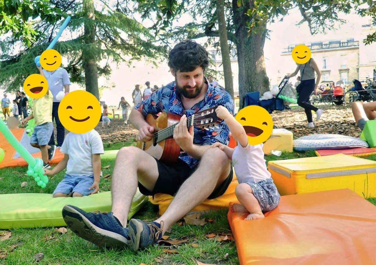 Animation musicale en plein air avec des enfants, à Bordeaux